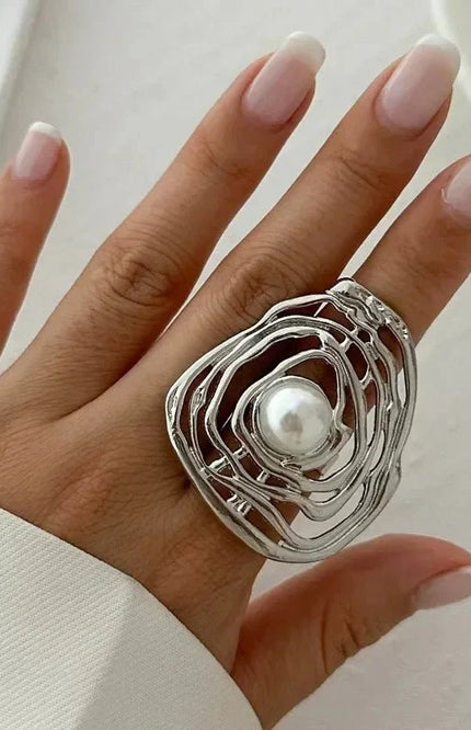Leona – anello da donna con forma ad onda aperta e perla decorativa