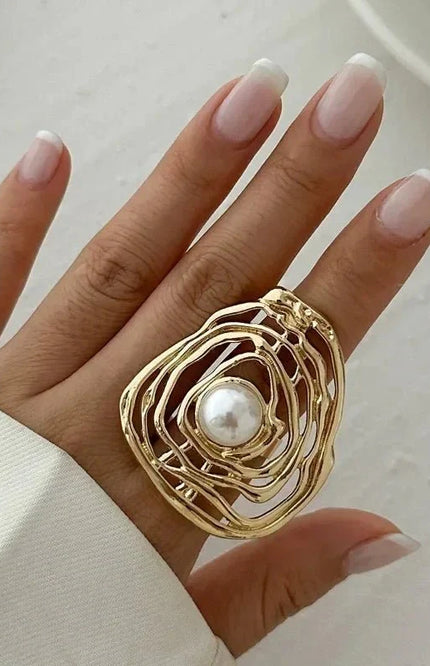 Leona – anello da donna con forma ad onda aperta e perla decorativa